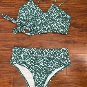 NEW Adorable green crop tie swimsuit